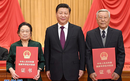 习大大主席向赵忠贤院士（右）和屠呦呦研究员（左）颁奖