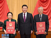 习大大主席向赵忠贤院士（右）和屠呦呦研究员（左）颁奖