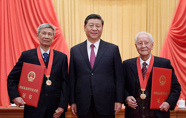 习大大总书记向2019年度国家最高科学技术奖获得者颁奖