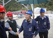 2015年大窝凼施工现场，南仁东与施工单位人员交流