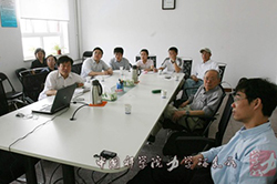 2011年，郑哲敏院士（右二）每周参加项目学术讨论会