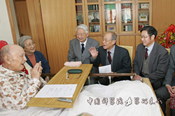 2005年，郑哲敏（右三）、朱兆祥、洪友士、何林拜谒钱学森