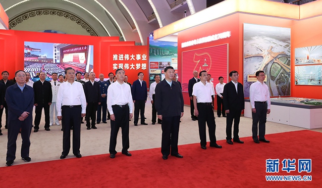 习大大参观庆祝中华人民共和国成立70周年大型成就展