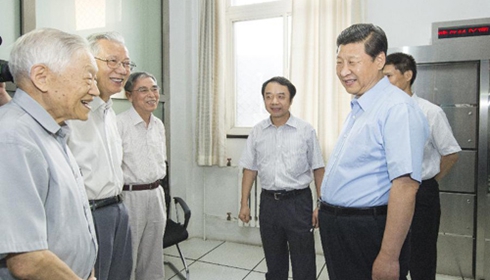 习大大同当年参与北京正负电子对撞机建设和应用的3位院士交谈